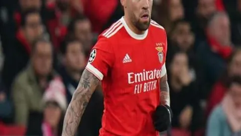 索默神扑助球队保住三分，强调关键扑救为胜利关键，首要目标是三分到手